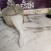 Load image into Gallery viewer, Pre made resin mermaid tail keyrings
